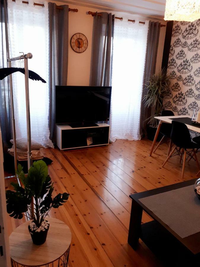 Laval Apartment Mantouki Esterno foto